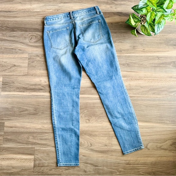 Nine West Gramercy Skinny Light Wash Mid Rise Floral Embroidery - Size 6 - Picture 8 of 9